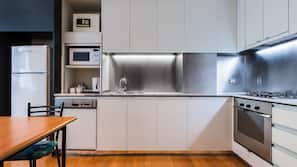 Full-sized fridge, microwave, hob, dishwasher