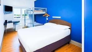 Een kluis op de kamer, een bureau, babybedden, gratis wifi