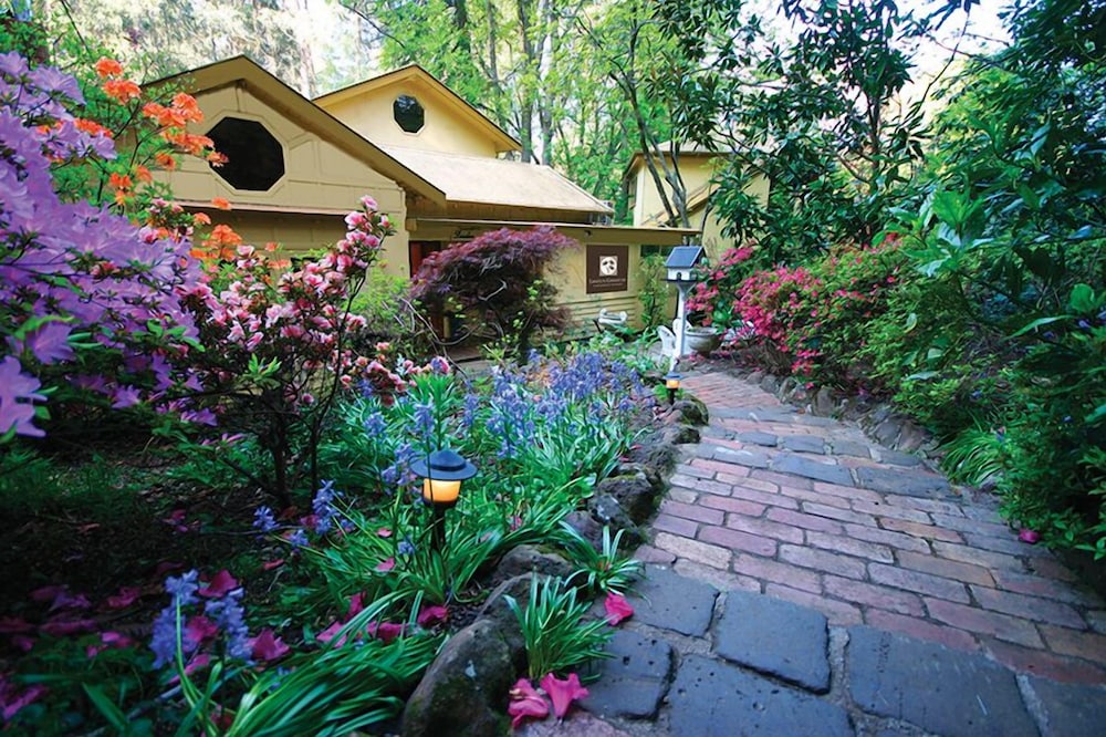 Linden Gardens Rainforest Retreat in Mount Dandenong, Australia