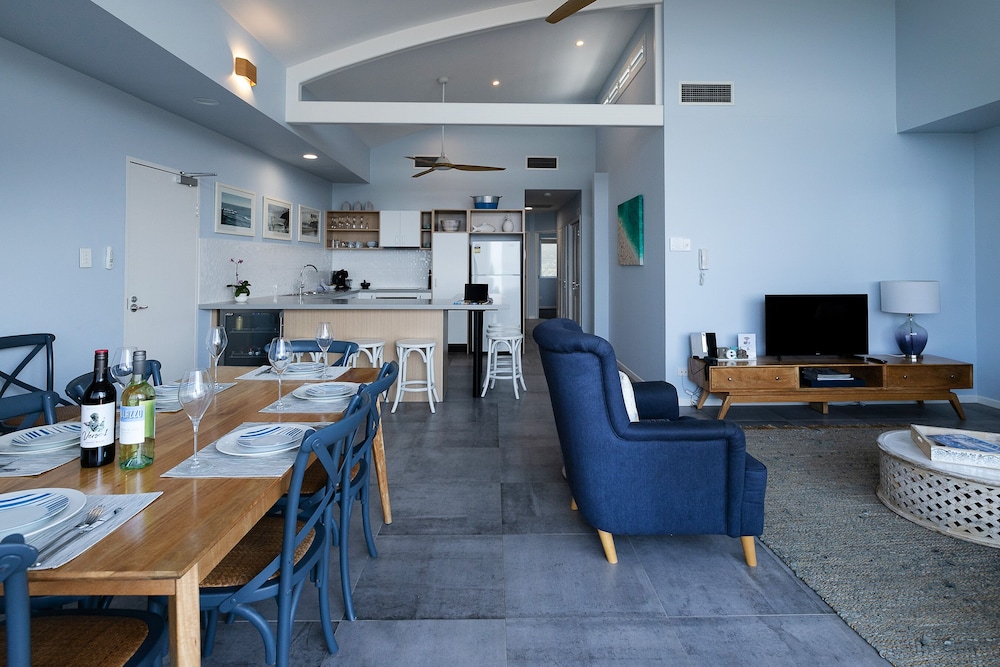 Aqua Promenade Beachfront Apartments