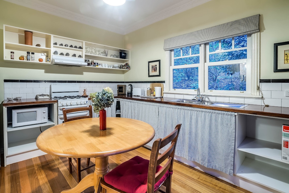 Gatehouse Cottage at Merrow Cottages - Mt Dandenong