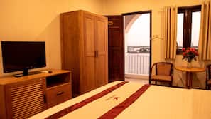 Minibar, desk, laptop workspace, free WiFi