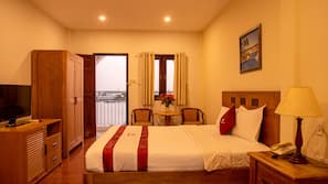 Minibar, desk, laptop workspace, free WiFi