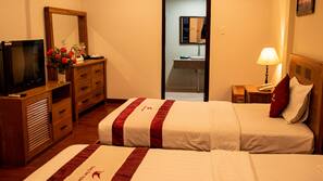 Minibar, desk, laptop workspace, free WiFi