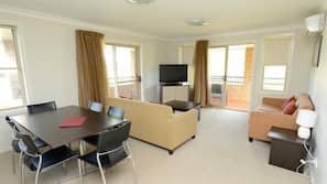 Desk, laptop workspace, iron/ironing board, free WiFi