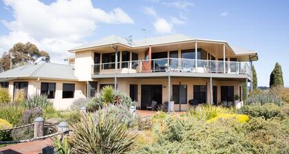 Hilltop Apartments Phillip Island - Adults Only
