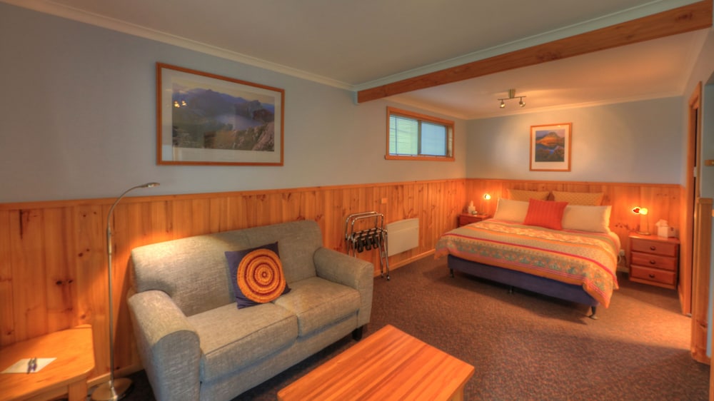 Living area, Derwent Bridge Chalets & Studios