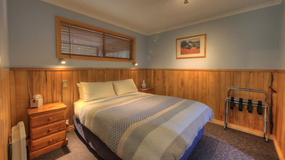 Room, Derwent Bridge Chalets & Studios