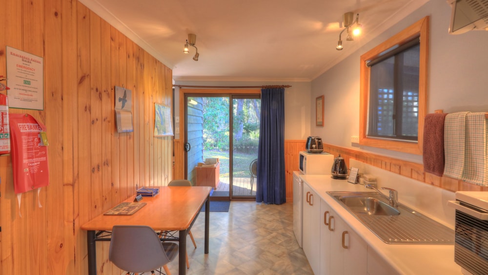 Private kitchen, Derwent Bridge Chalets & Studios