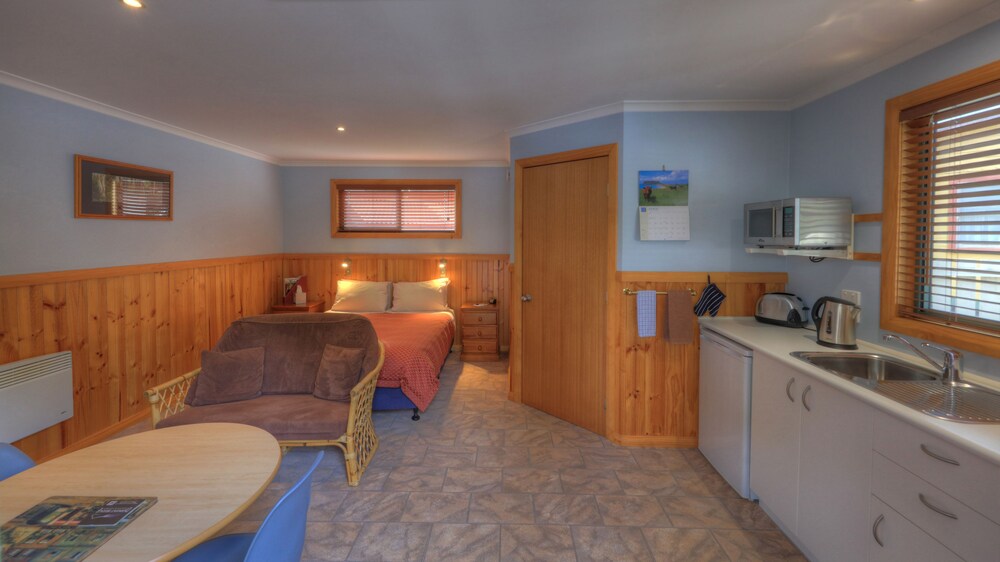 Living area, Derwent Bridge Chalets & Studios