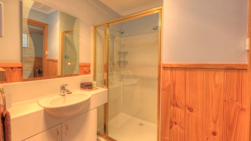 Bathroom, Derwent Bridge Chalets & Studios