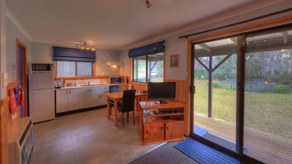 Private kitchen, Derwent Bridge Chalets & Studios