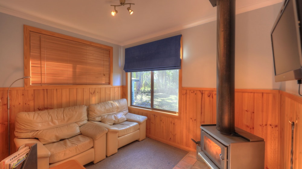 Living area, Derwent Bridge Chalets & Studios