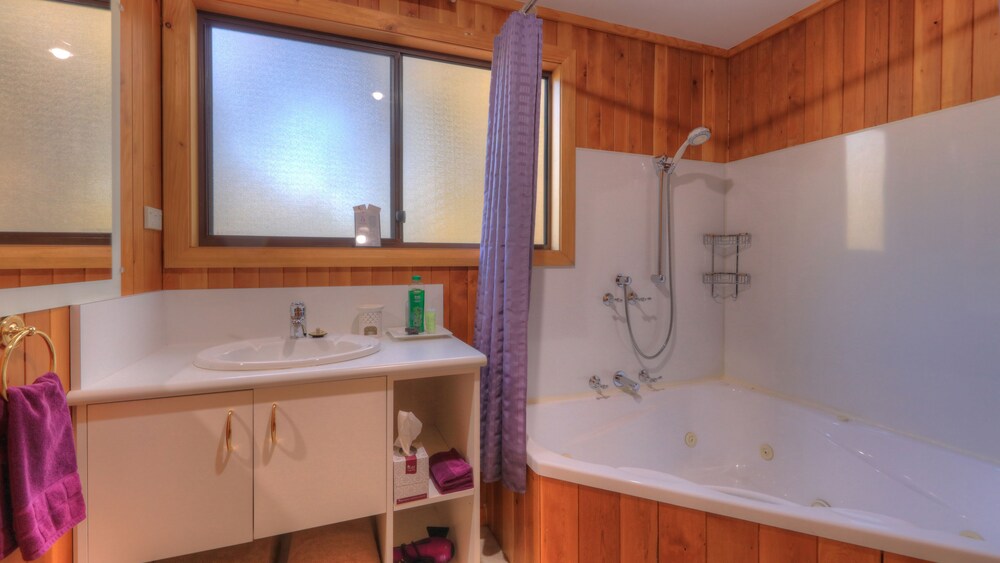 Jetted tub, Derwent Bridge Chalets & Studios