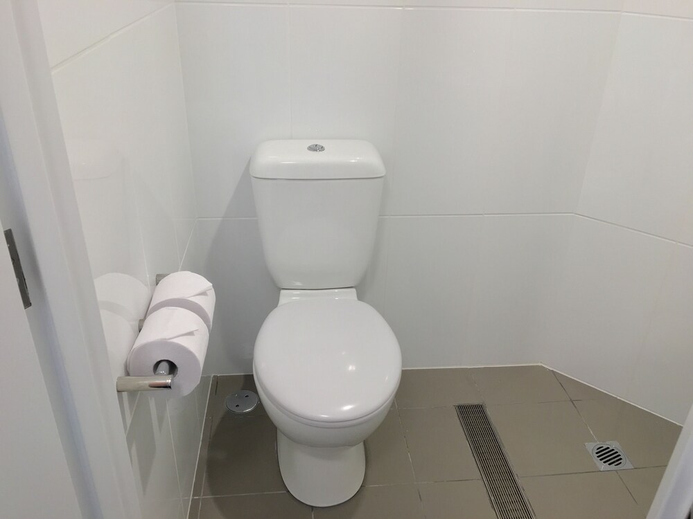 Bathroom, Ibis Budget Gosford