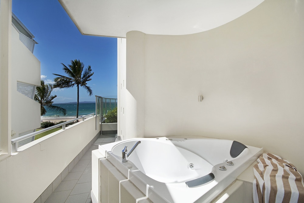 On The Beach Noosa Heads Aus Best Price Guarantee Lastminute One Bedroom Beach View Spa Outdoor Tub
