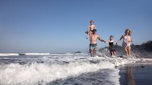 Pantai di sekitar