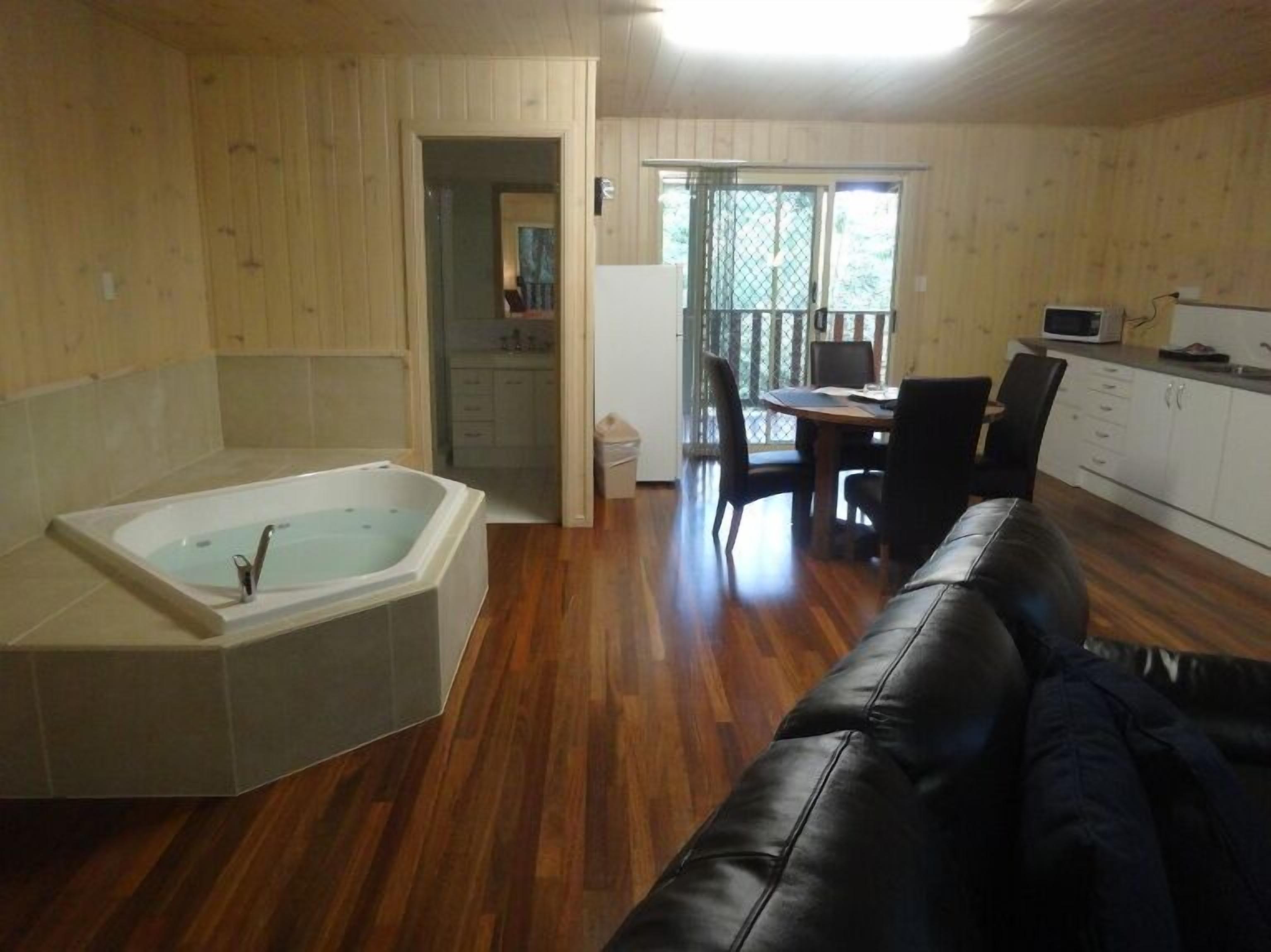 Treetops Accommodation Montville