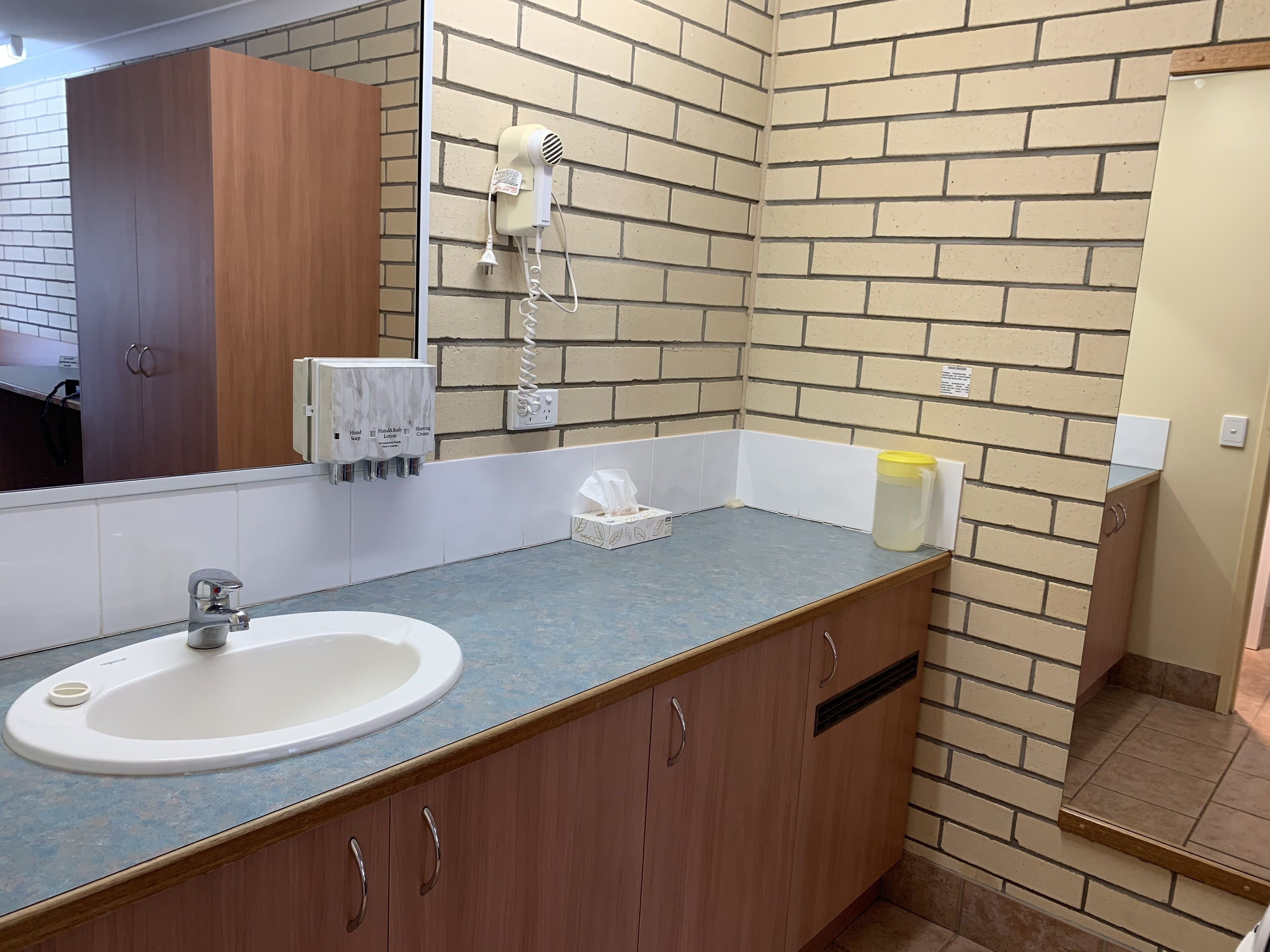 Riverland Motor Inn & River's Restaurant