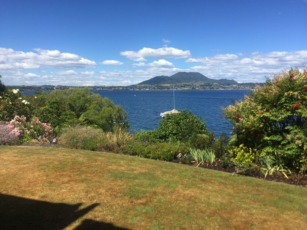 Book Acacia Bay Lakefront B&B, Acacia Bay, NZL Lake Taupo Hotel Deals