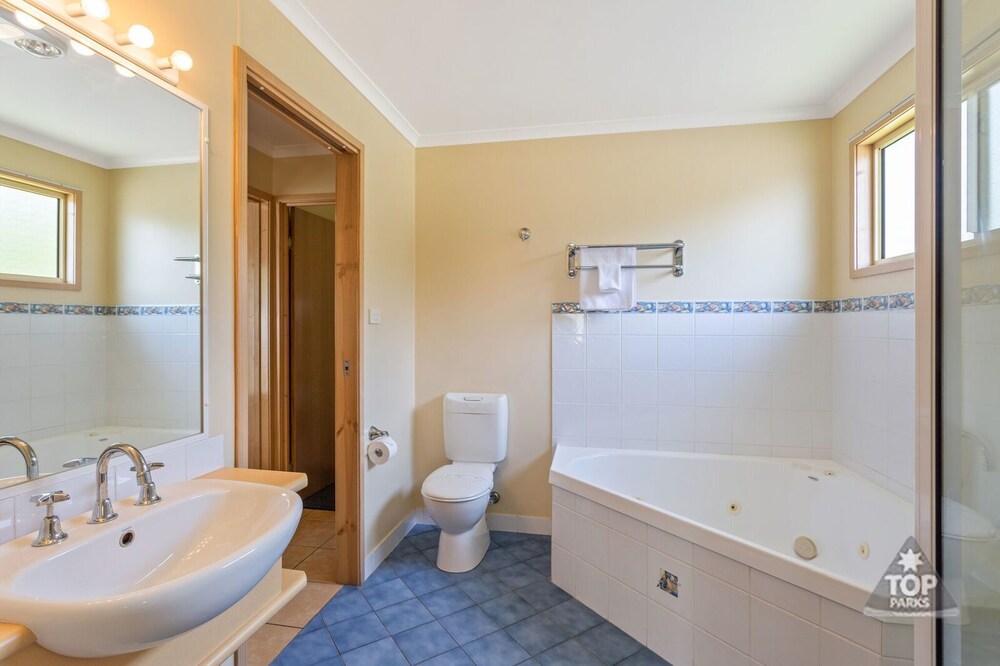 Pleasurelea Tourist Resort and Caravan Park