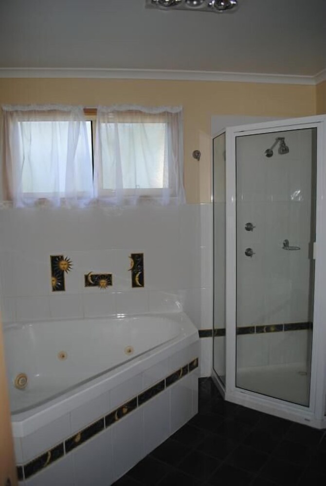Pleasurelea Tourist Resort and Caravan Park