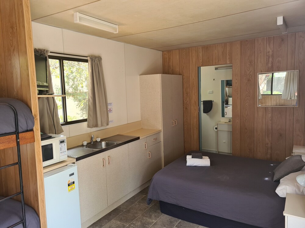Batemans Bay Holiday Park & YHA