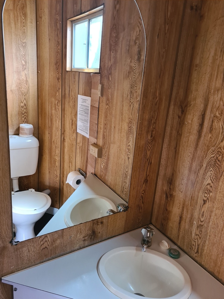 Bathroom, Batemans Bay Holiday Park & YHA