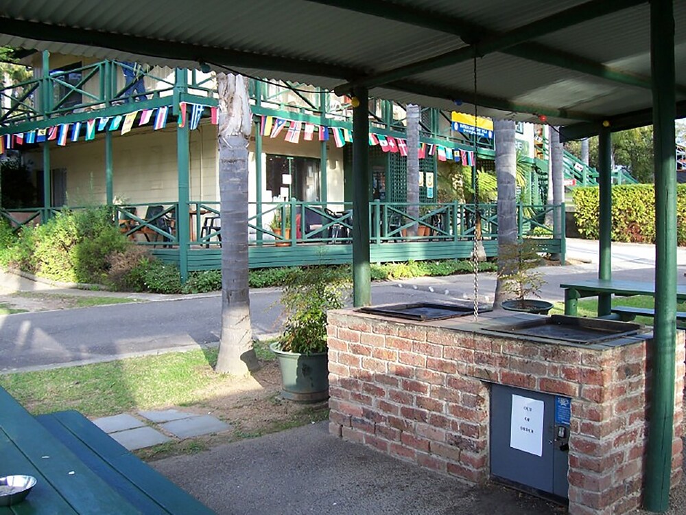 Batemans Bay Holiday Park & YHA