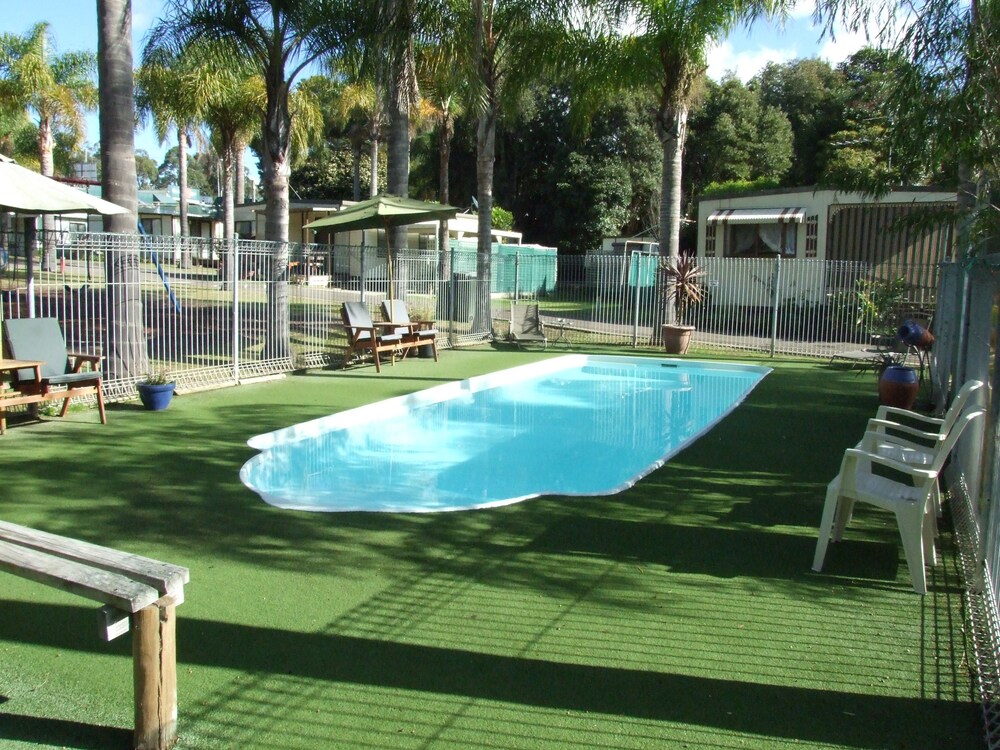 Outdoor pool, Batemans Bay Holiday Park & YHA