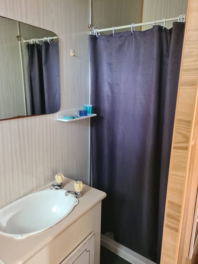 Bathroom amenities, Batemans Bay Holiday Park & YHA