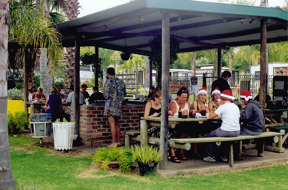 Batemans Bay Holiday Park & YHA