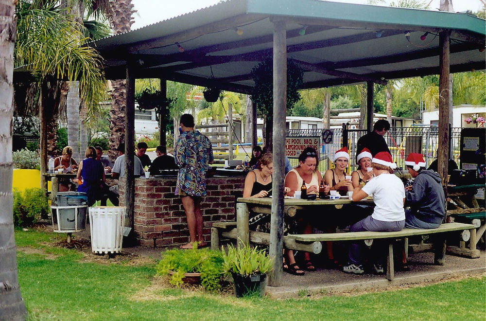 BBQ/picnic area, Batemans Bay Holiday Park & YHA