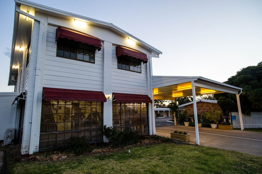 Front of property - evening/night, Colonial Motor Lodge Scone