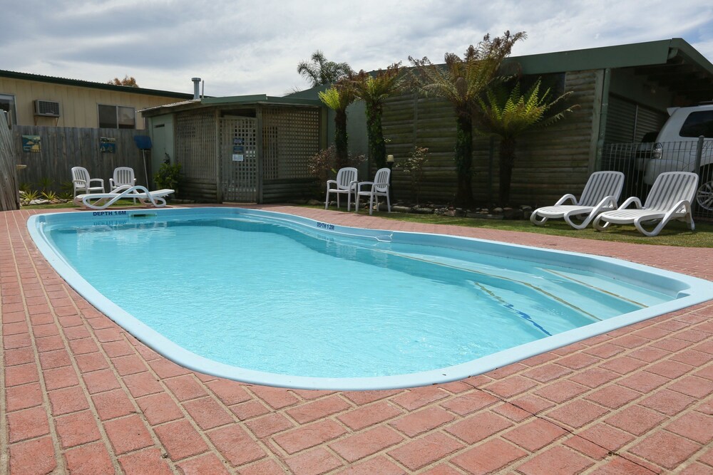 Lazy Acre Log Cabins In Lakes Entrance Cheap Hotel Deals Rates