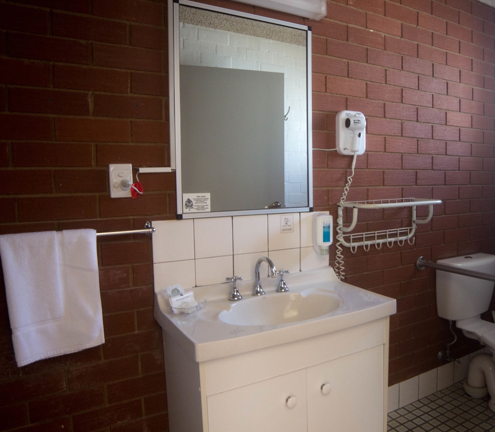 Bathroom, Junction Motel Wagga