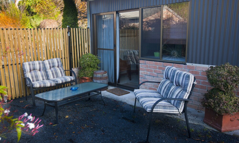 Courtyard, The Shingles Riverside Cottages