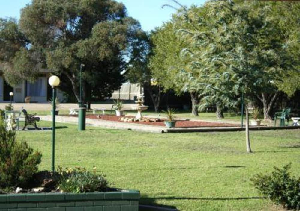 Property grounds, Bairnsdale Main Motel