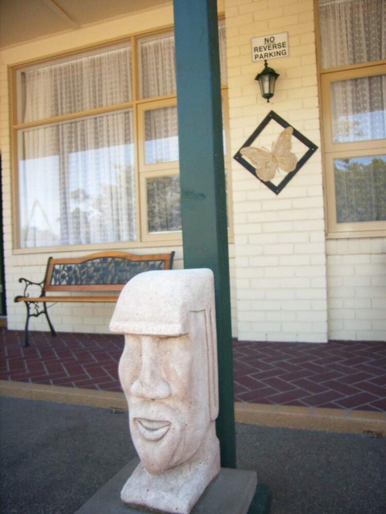 Property grounds, Bairnsdale Main Motel