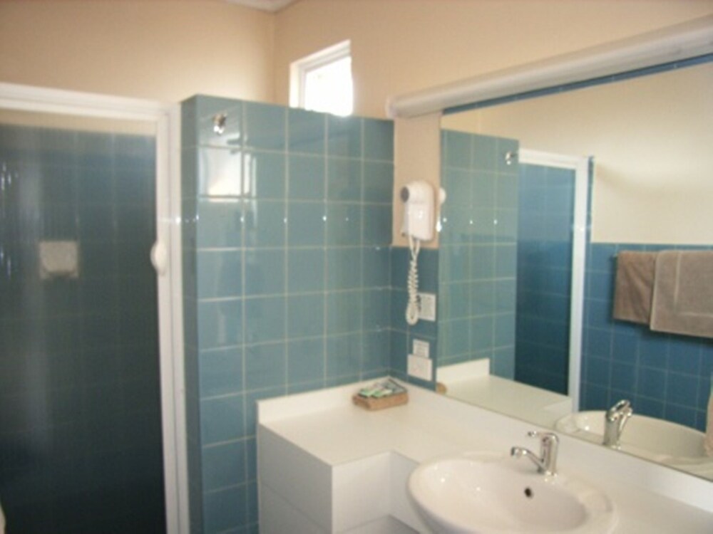 Bathroom, Bairnsdale Main Motel