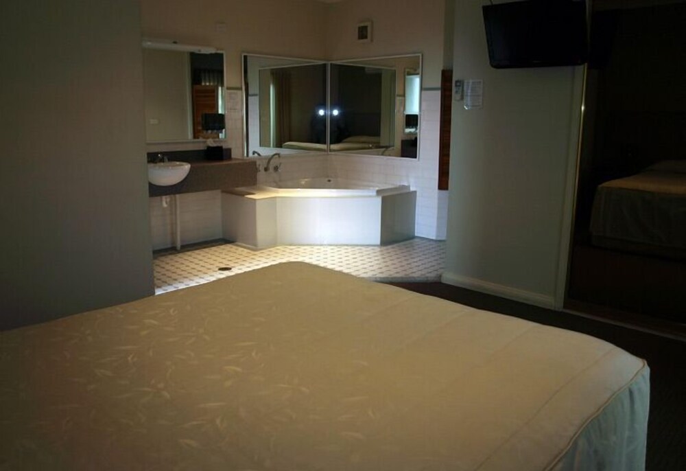 Francis Phillip Motor Inn