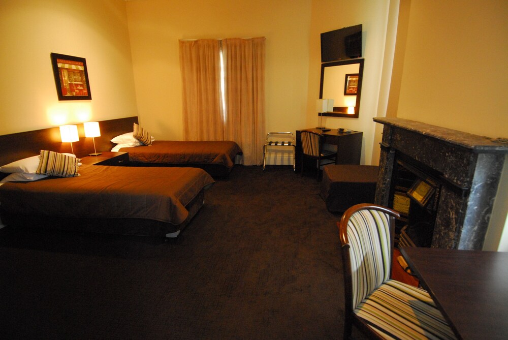 Room, Captain Cook Hotel