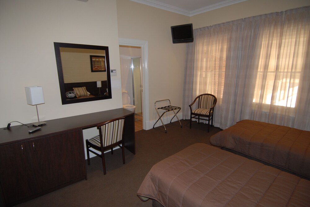 Room, Captain Cook Hotel