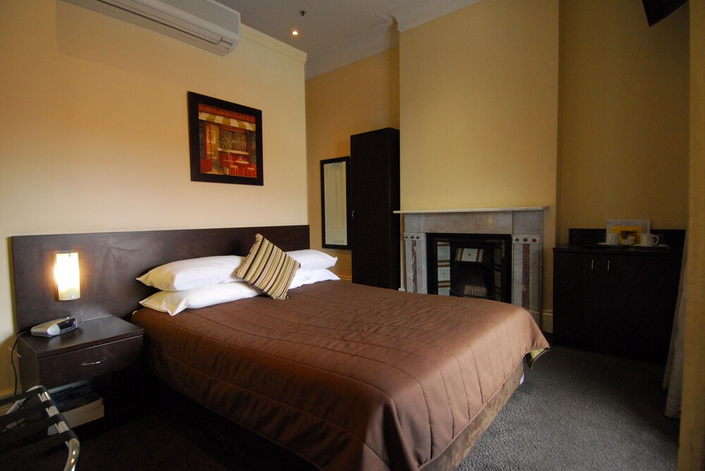 Room, Captain Cook Hotel