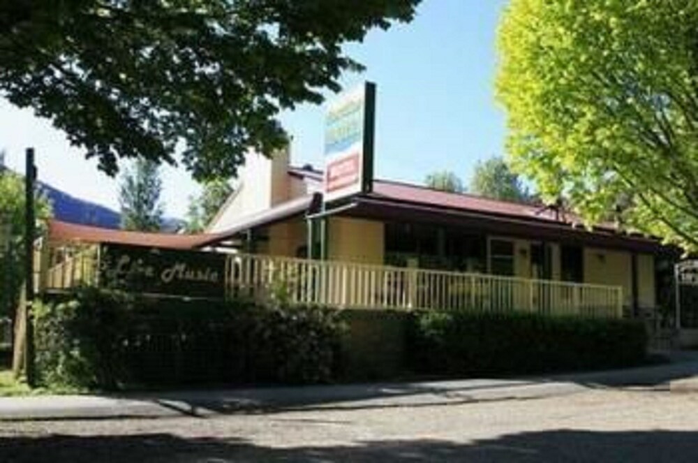 Harrietville Snowline Hotel