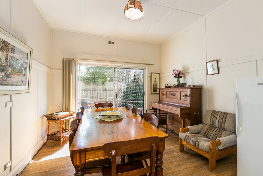 In-room dining, Beachfront Cottages Torquay