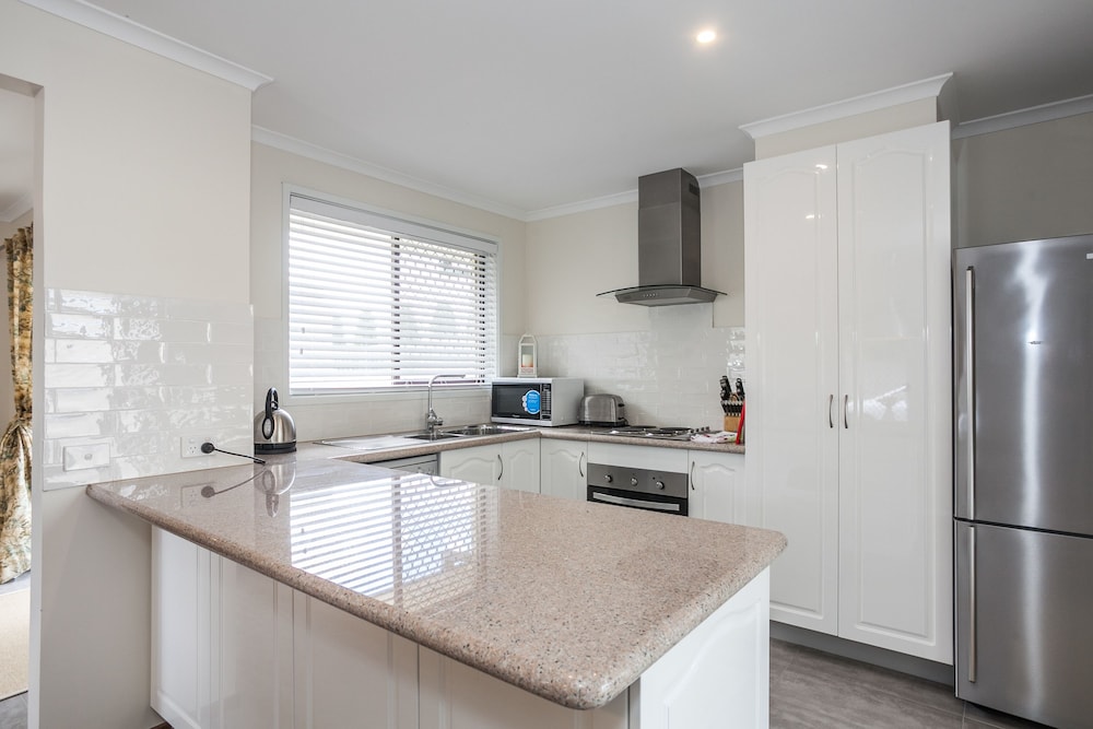 Private kitchen, Beachfront Cottages Torquay