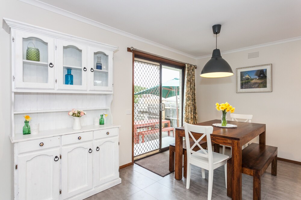 In-room dining, Beachfront Cottages Torquay