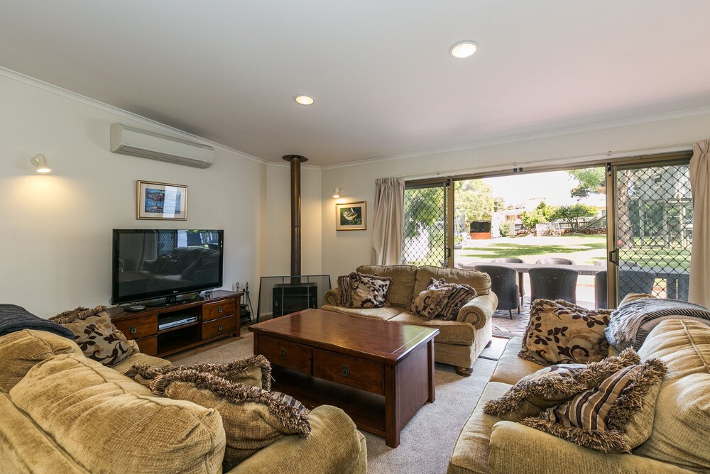 Living area, Beachfront Cottages Torquay