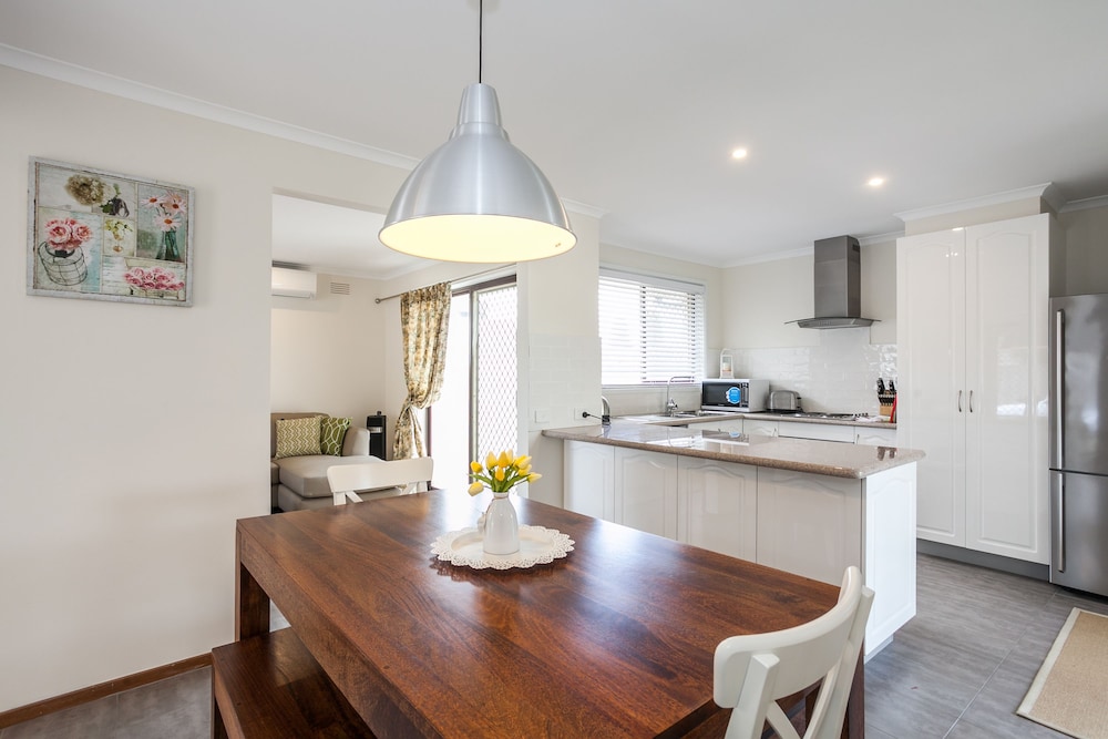 In-room dining, Beachfront Cottages Torquay